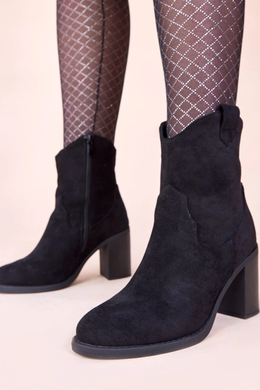 Juodos aulinukės ant stulpelio iš...