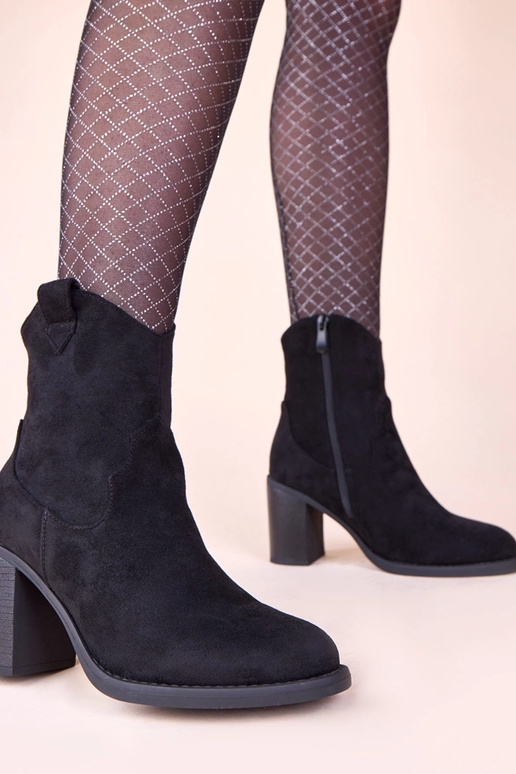 Juodos aulinukės ant stulpelio iš...