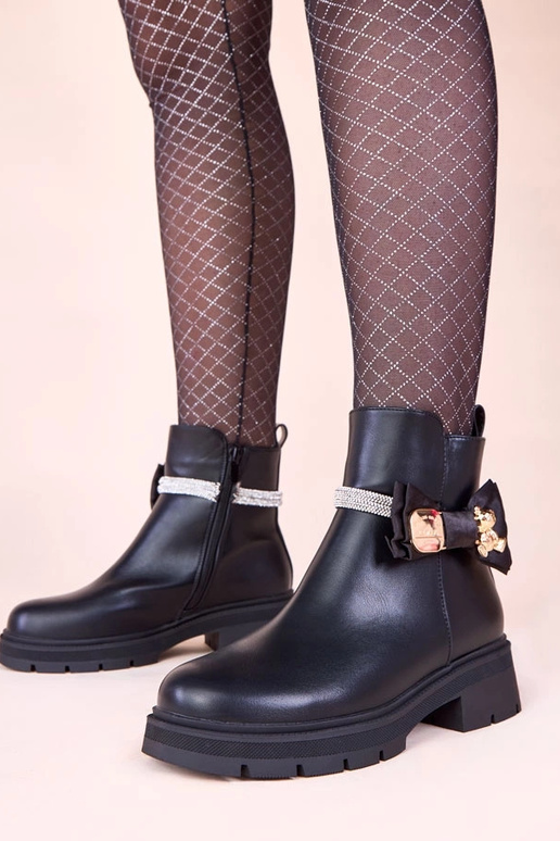 Juodos aulinukės puoštos cirkoniais...