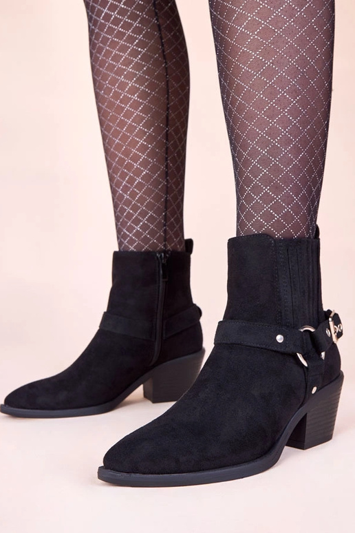 Juodos aulinukės ant stulpelio su...