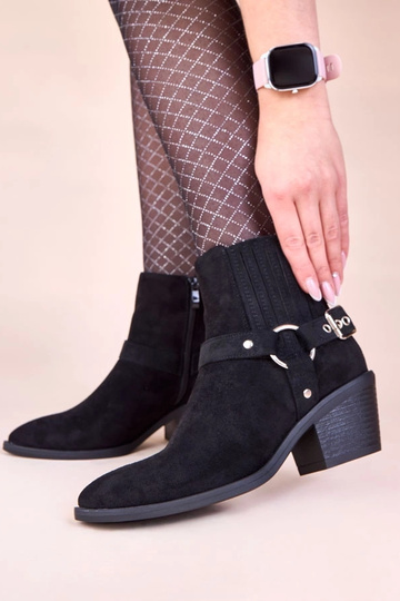 Juodos aulinukės ant stulpelio su dekoratyvinėmis sagtimis Ritama 2