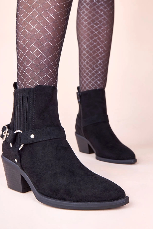 Juodos aulinukės ant stulpelio su...