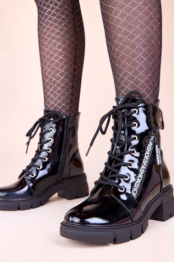 Juodi lakuoti masyvūs...