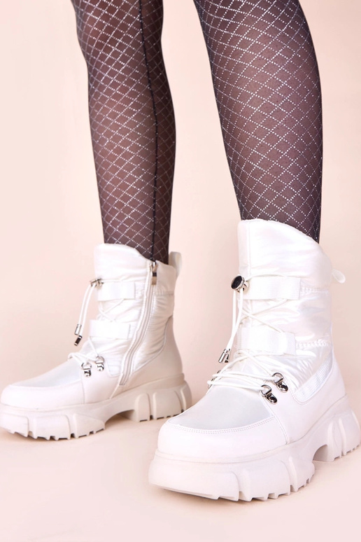 Balti snieguoti batai su perliniu...