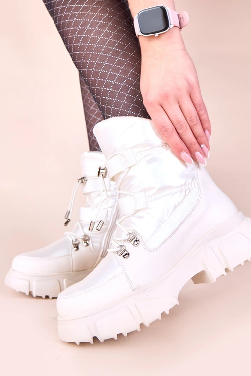 Balti snieguoti batai su perliniu...