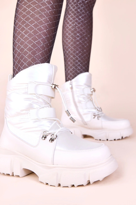 Balti snieguoti batai su perliniu...