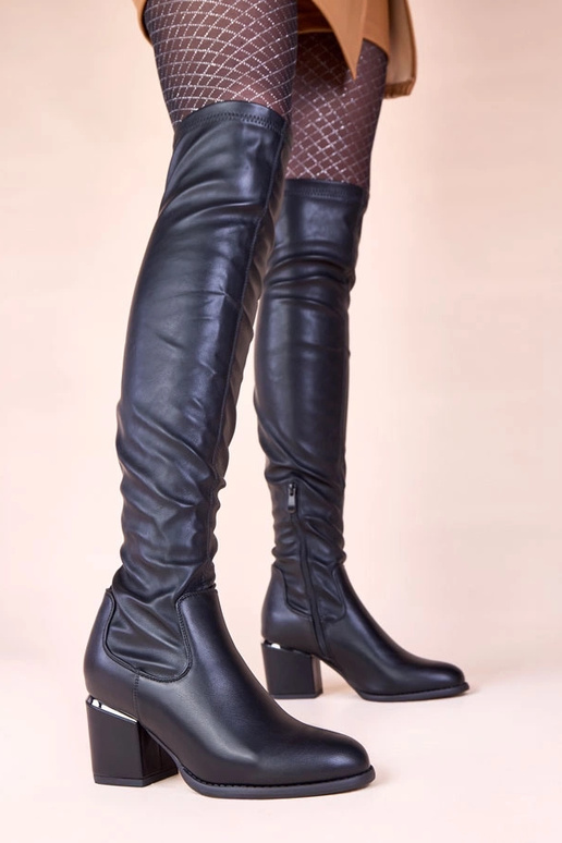 Juodi virš kelių ilgio batai ant...