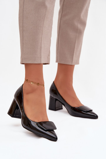 su lako efektu Bateliai su kulniukais su ornamentais juodos spalvos Isoline