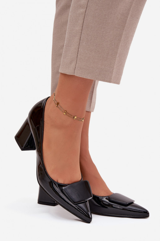 su lako efektu Bateliai su kulniukais su ornamentais juodos spalvos Isoline