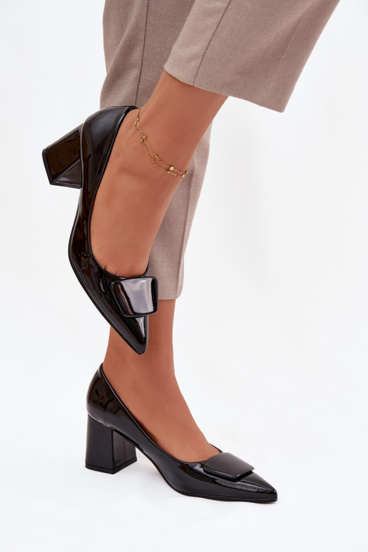 su lako efektu Bateliai su kulniukais su ornamentais juodos spalvos Isoline