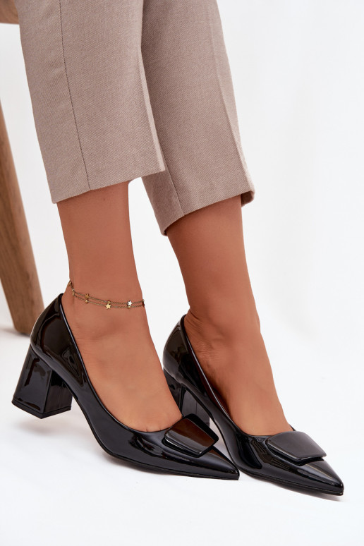 su lako efektu Bateliai su kulniukais su ornamentais juodos spalvos Isoline