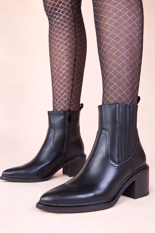 Juodi aulinukai ant stulpelio su...