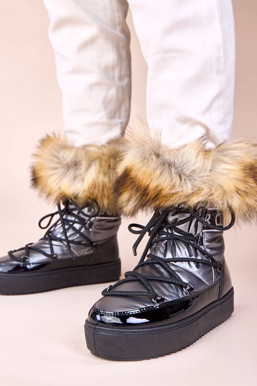 Pilki raišteliais suvarstomi sniego...