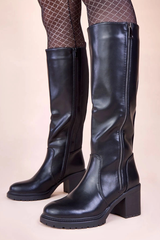 Juodi aulinukai ant stulpelio su...