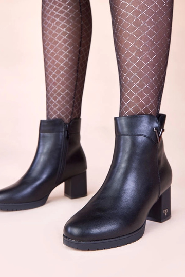 Juodi aulinukai ant stulpelio su matiniu paviršiumi Ardisa