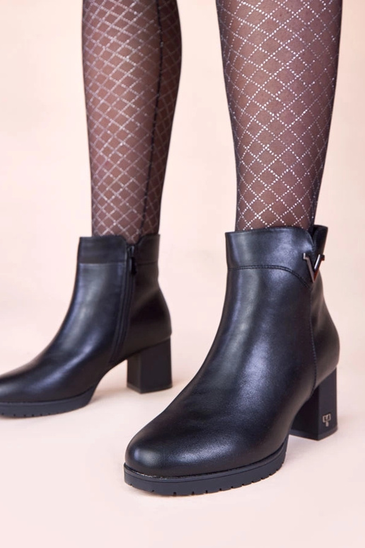 Juodi aulinukai ant stulpelio su...