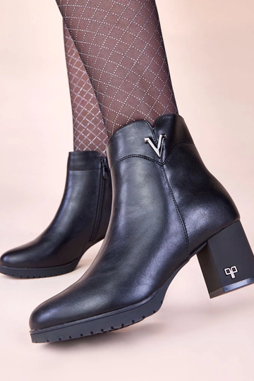 Juodi aulinukai ant... 2