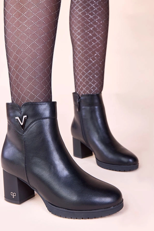 Juodi aulinukai ant stulpelio su...