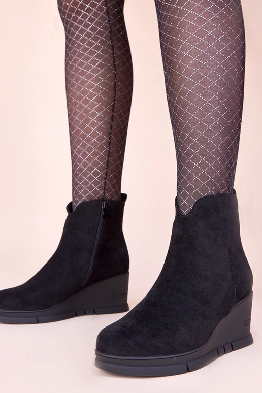 Juodi aulinukai ant platformos iš...