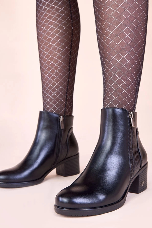 Juodi aulinukai ant stulpelio su...