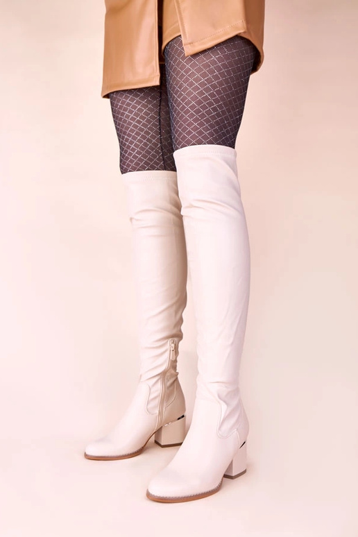 Smėlio spalvos ilgaauliai batai virš...