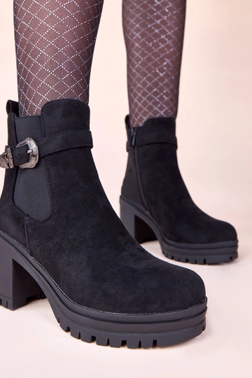 Juodi aulinukai ant...