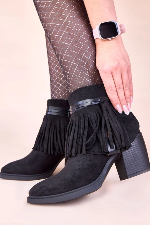 Juodi aulinukai ant stulpelio puošti...