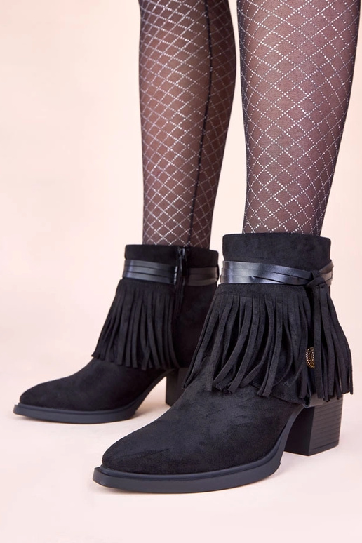 Juodi aulinukai ant stulpelio puošti...