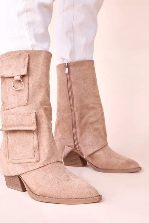 Smėlio spalvos aulinukai ant...