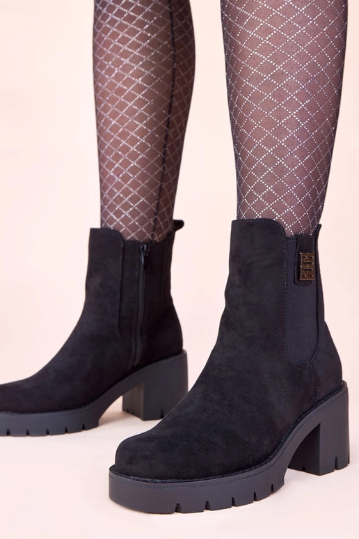 Juodi aulinukai ant stulpelio su...