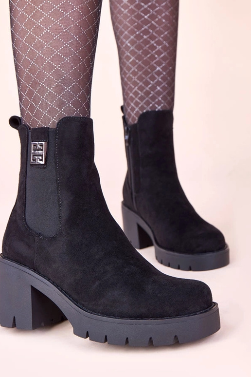 Juodi aulinukai ant stulpelio su...