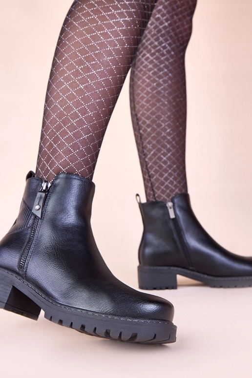 Juodi aulinukai ant subtilaus...