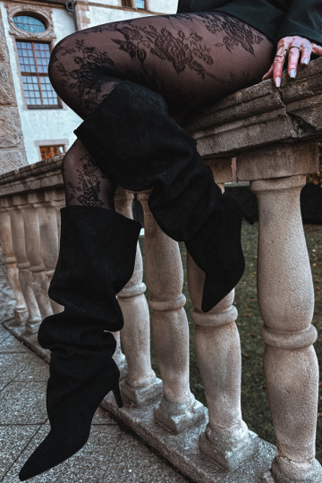 Moteriški ilgaauliai batai su plonais kulniukais įsispiriamo modelio juodos spalvos Taivilla