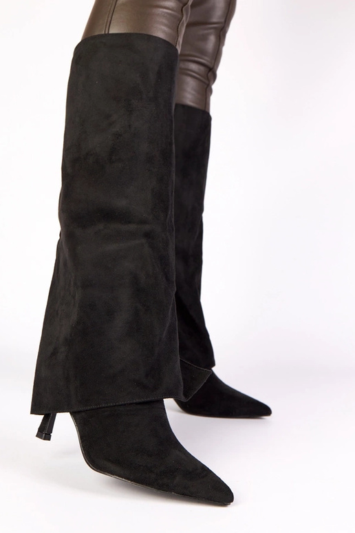 Juodi ilgaauliai batai ant aukštos...