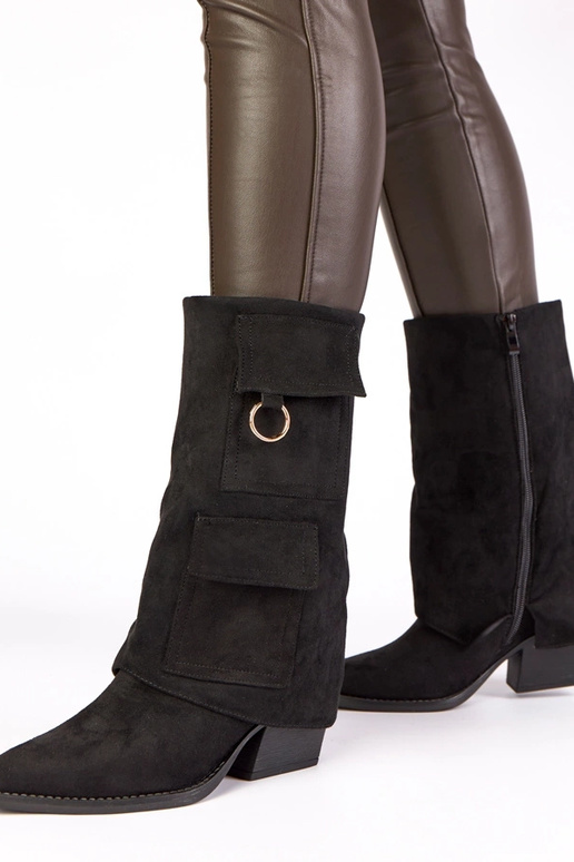 Juodi aulinukai ant stulpelio su...