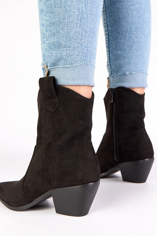 Juodi kaubojiški aulinukai ant...