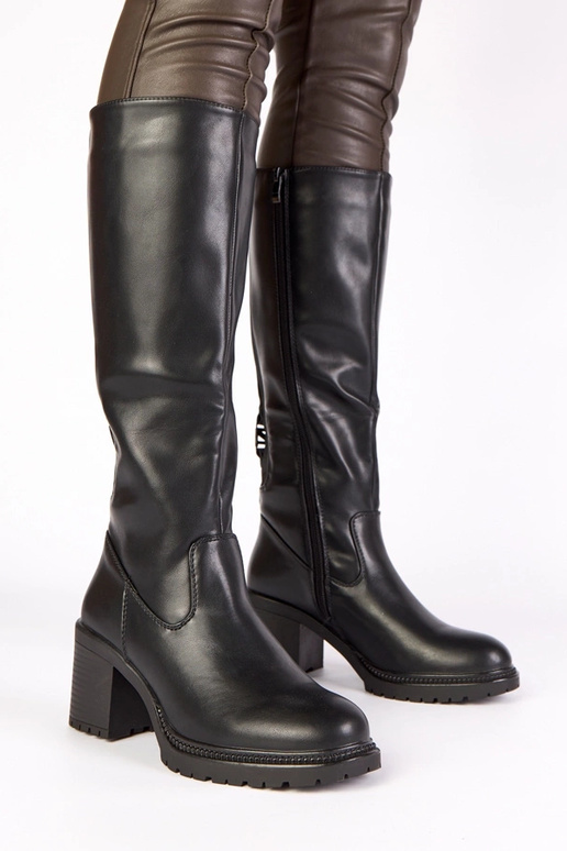 Juodi ilgaauliai batai ant stulpelio...