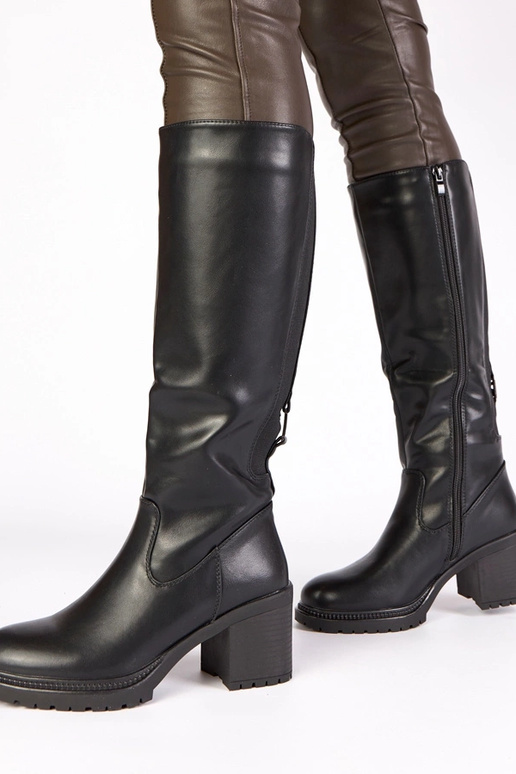 Juodi ilgaauliai batai ant stulpelio...