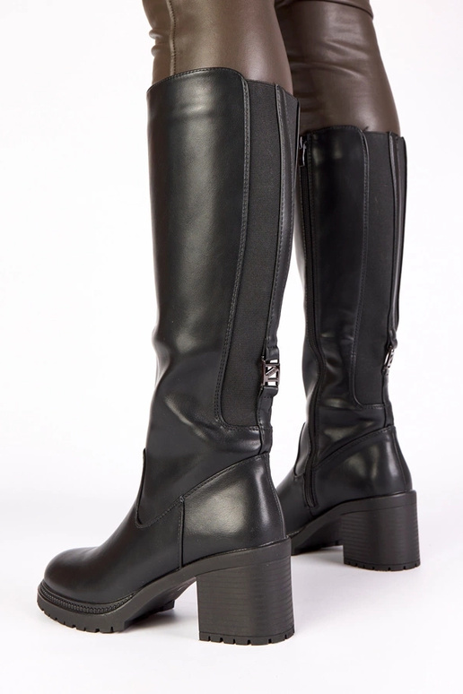 Juodi ilgaauliai batai ant stulpelio...