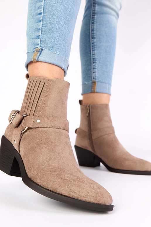 Pilki aulinukai ant stulpelio su...