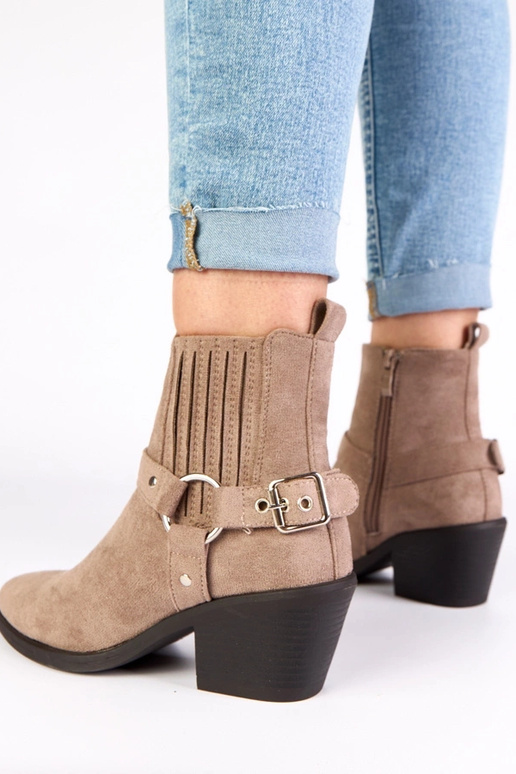 Pilki aulinukai ant stulpelio su...