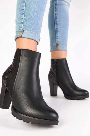 Juodi aulinukai ant... 2