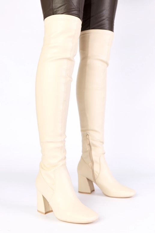 Smėlio spalvos ilgaauliai batai virš...