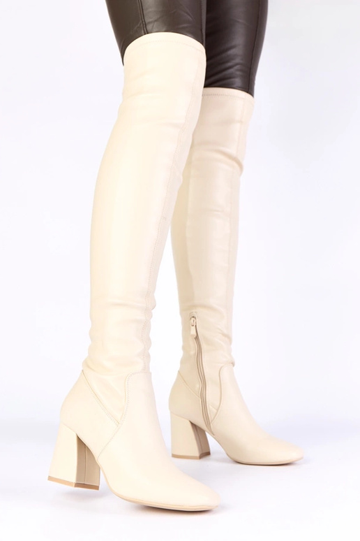 Smėlio spalvos ilgaauliai batai virš...