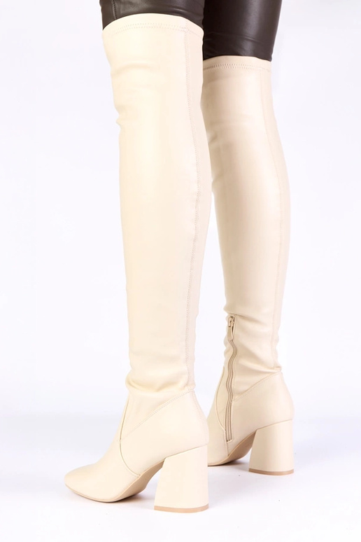 Smėlio spalvos ilgaauliai batai virš...