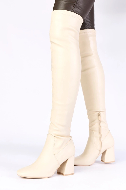 Smėlio spalvos ilgaauliai batai virš...