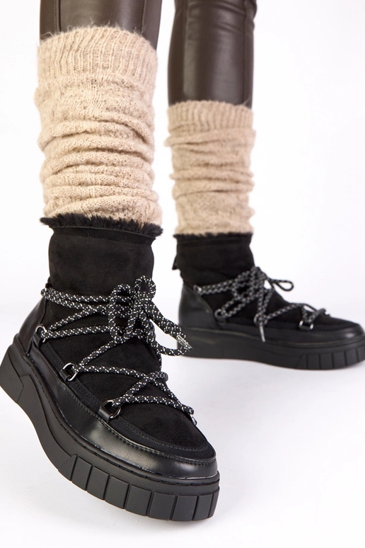 Juodi šilti suvarstomi sniego batai...