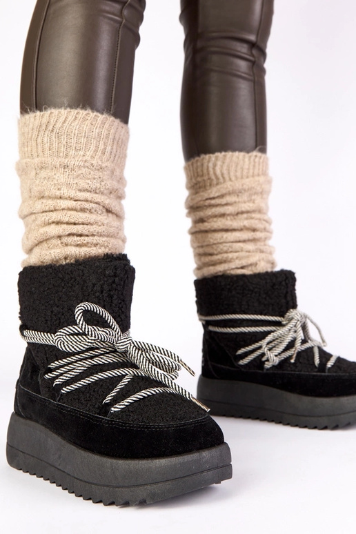 Juodi šilti suvarstomi sniego batai...