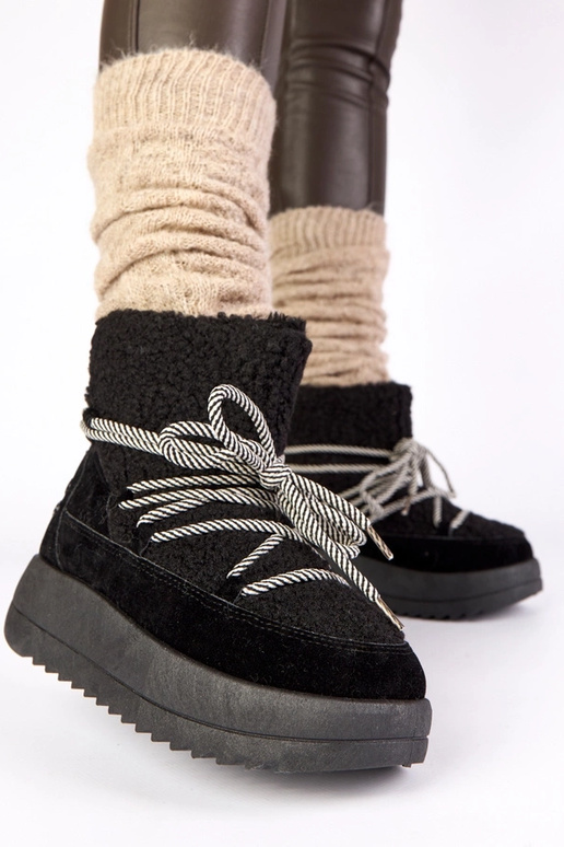 Juodi šilti suvarstomi sniego batai...