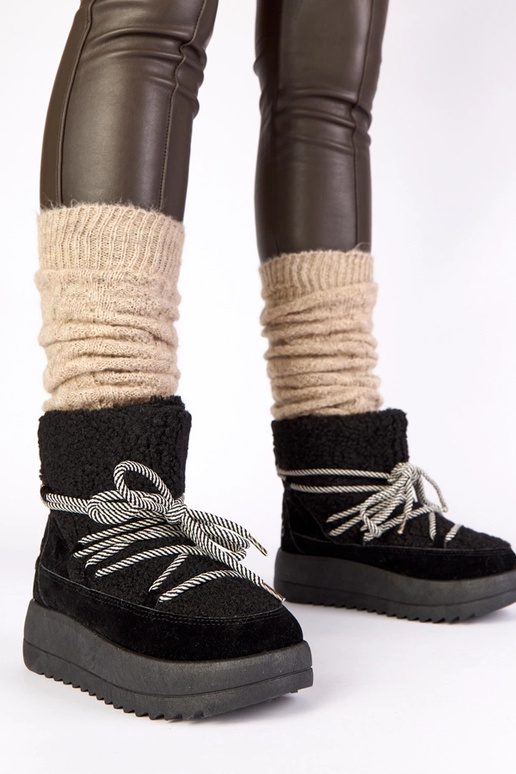 Juodi šilti suvarstomi sniego batai...